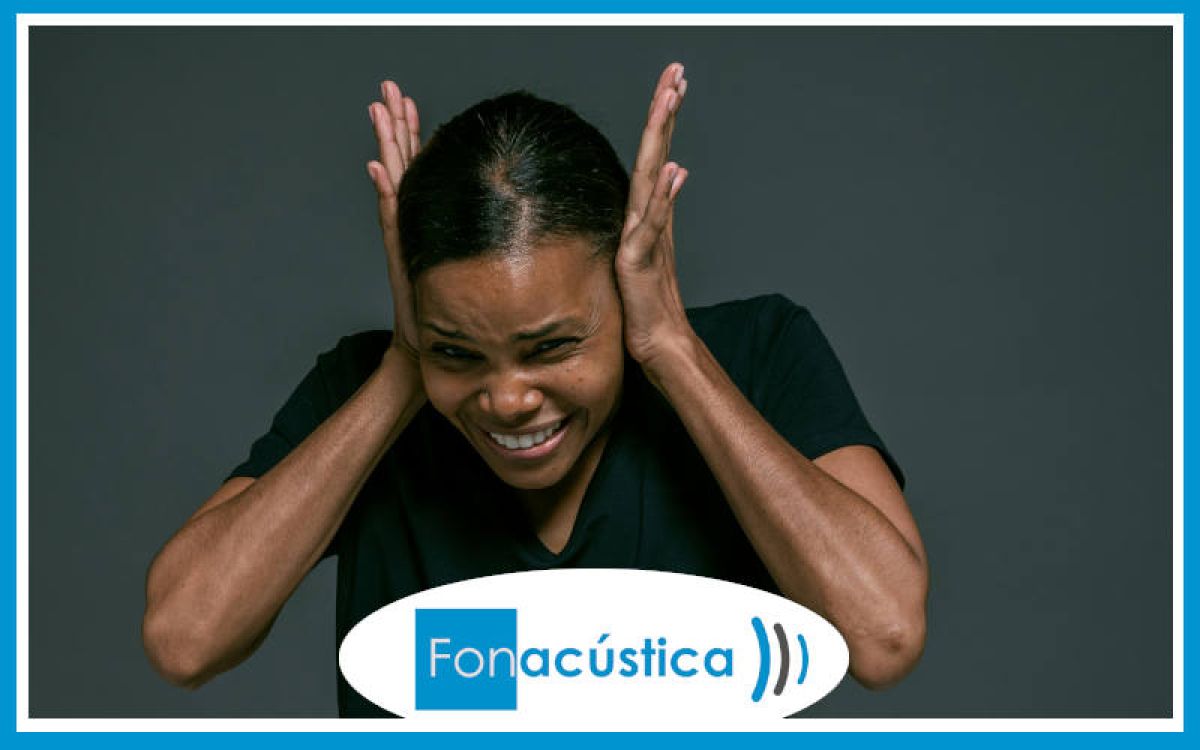 Mujer con tinnitus